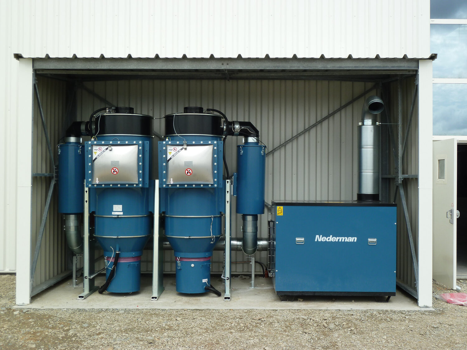 Unité de filtration et turbine Nederman installée en extérieur sous auvent