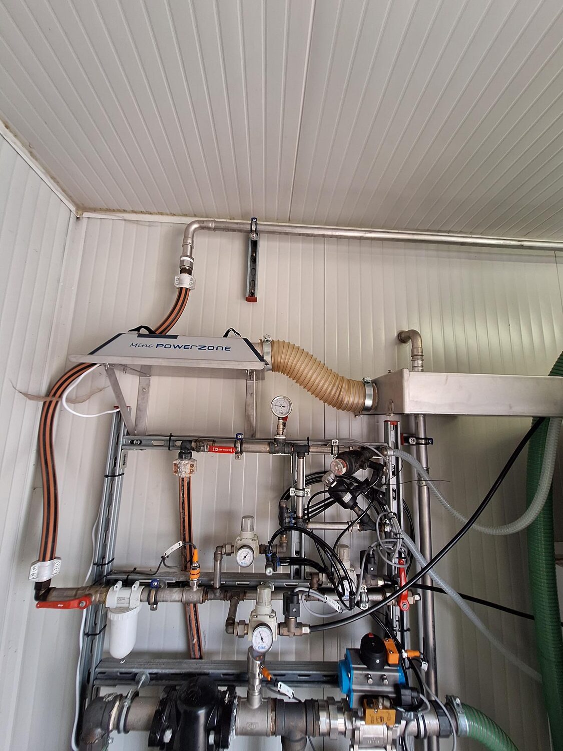 Mini PowerZone raccordé à la tuyauterie de traitement d'air à l'intérieur du local de maintenance