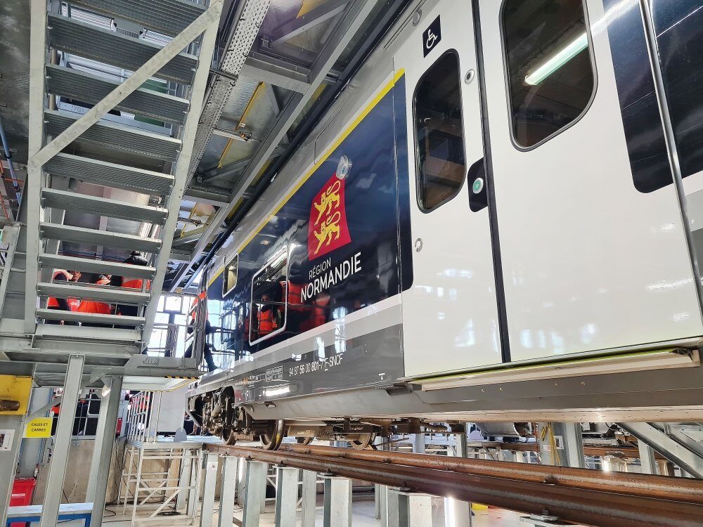 Rame TER Région Normandie sur fosse dans un atelier de maintenance SNCF