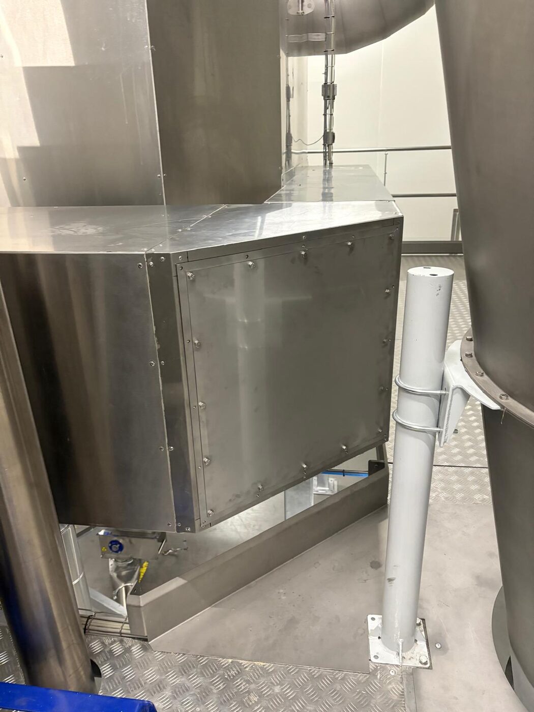 Trappe inox sur mesure posée sur une gaine d'aspiration