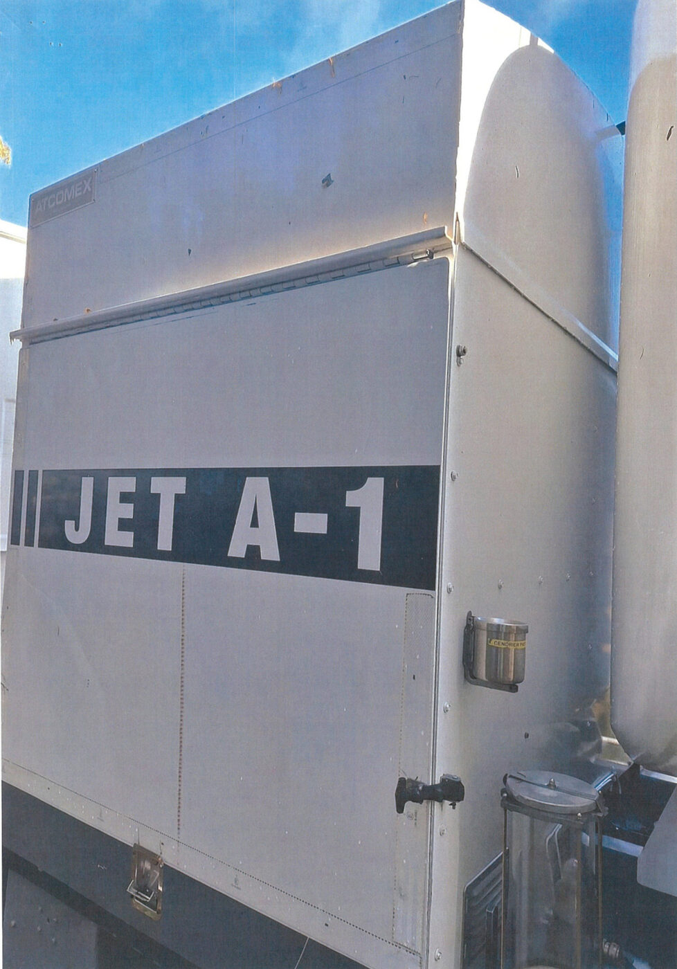 Ancien coffret Jet A-1 fermé par deux systèmes de portes à charnières distincts