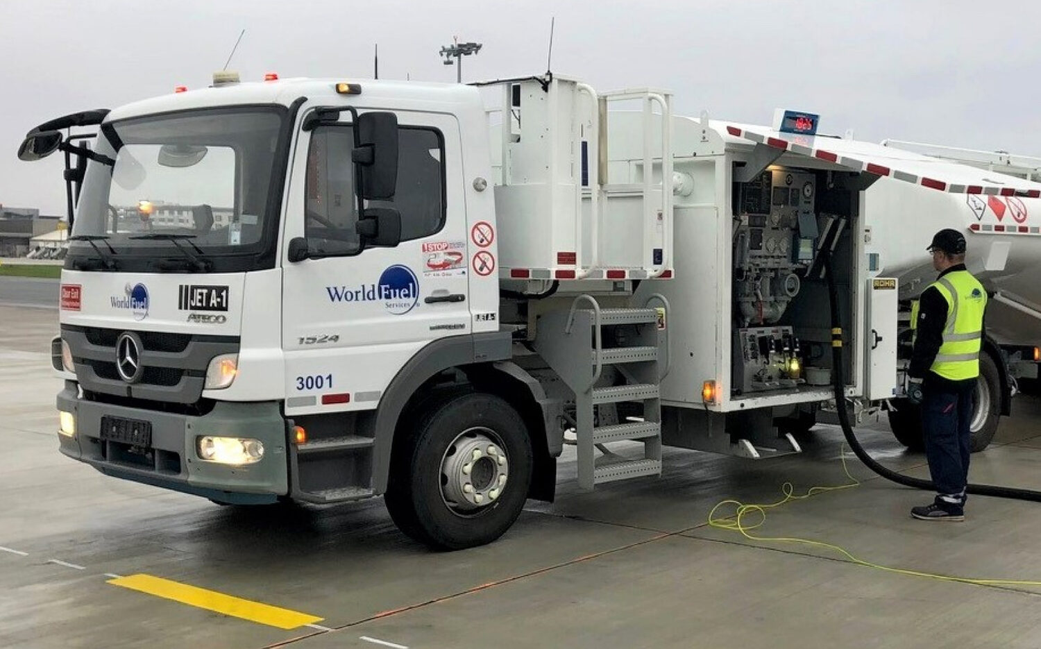 Camion Mercedes Atego de ravitaillement Jet A-1 en intervention sur le tarmac